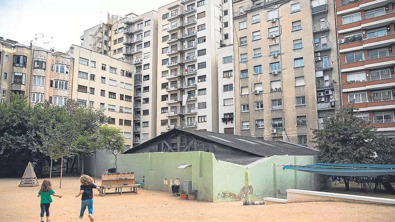 El pati de l'escola, amb la teulada d'uralita al fons