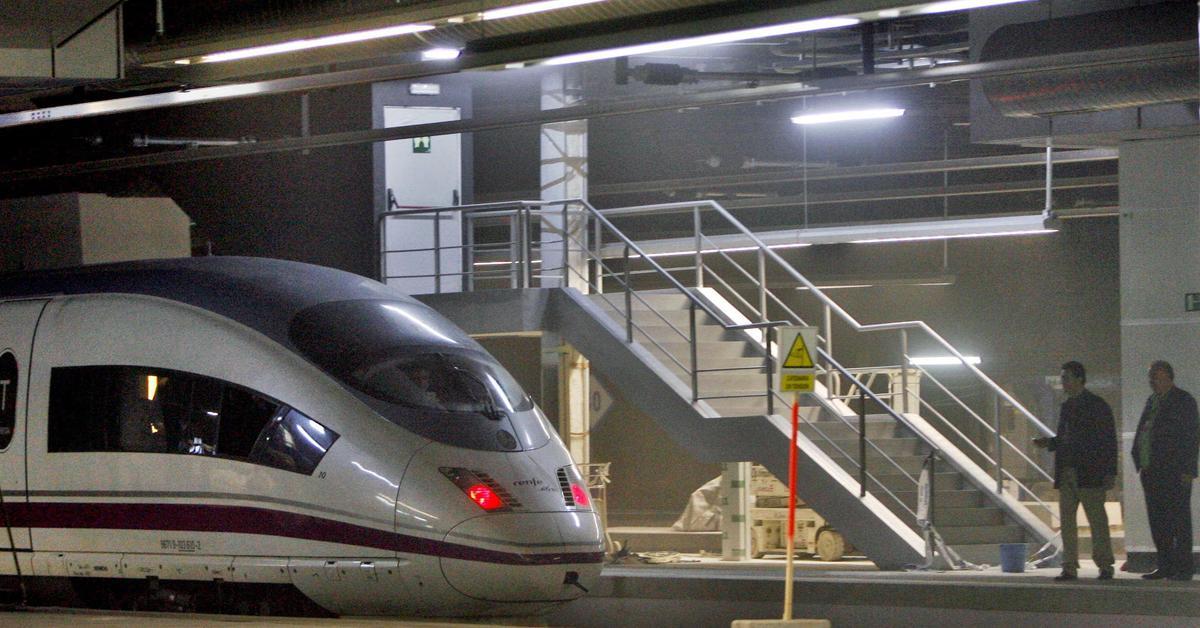 La Comissió Nacional dels Mercats i la Competència (CNMC) calcula que més de 509.000 viatgers han renunciat a utilitzar trens d'alta velocitat entre Madrid i Barcelo...