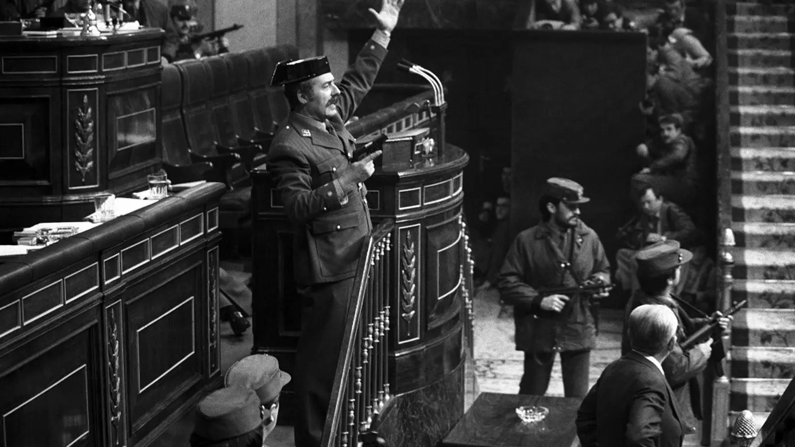 23 de febrer de 1981: el tinent coronel de la Guàrdia Civil Antonio Tejero irromp pistola en mà al Congrés.