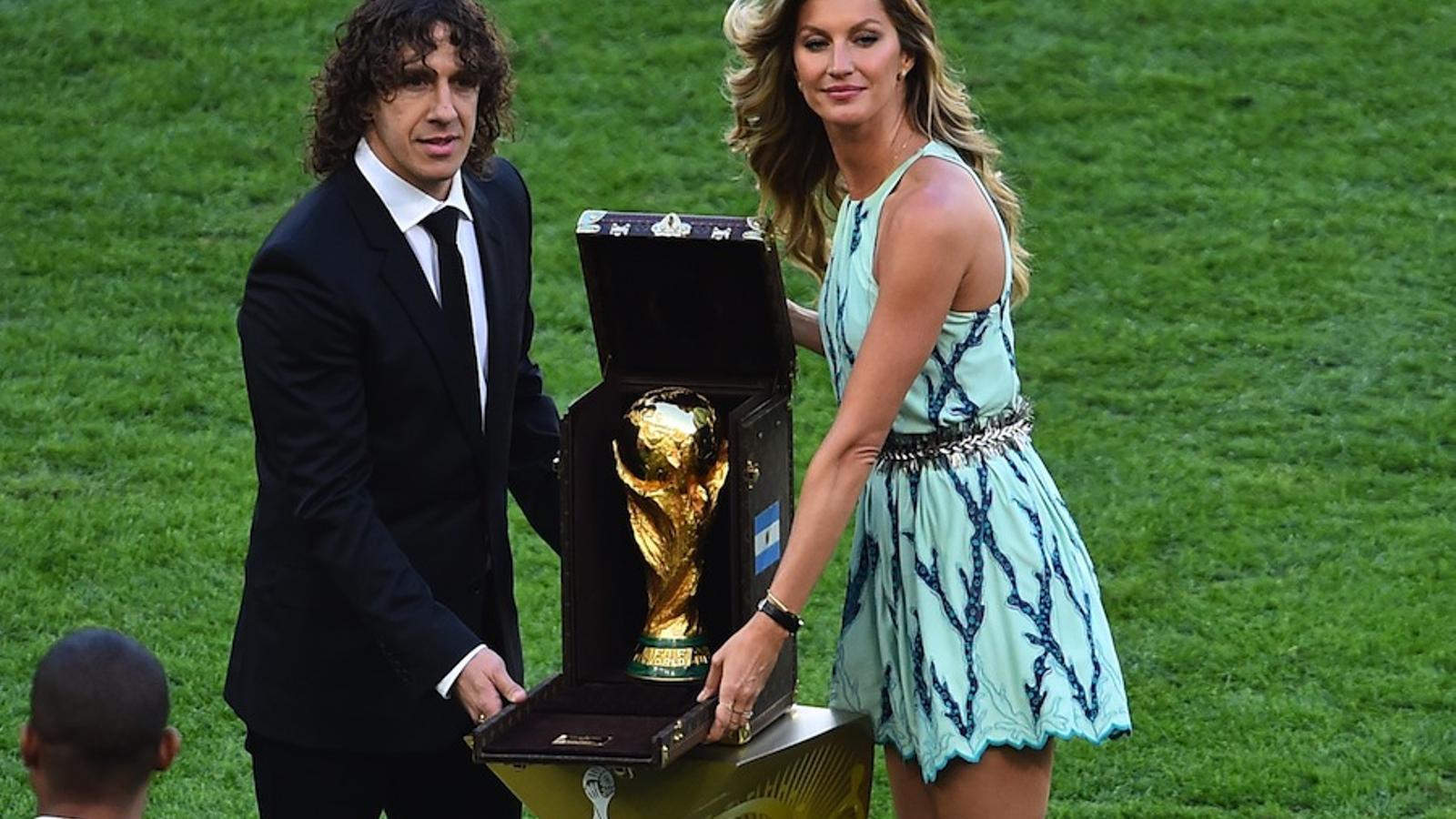 Carles Puyol ha portat a Maracanã el trofeu de campions del món acompanyat per la model Gisele Bundchen / NELSON ALMEIDA / AFP PHOTO