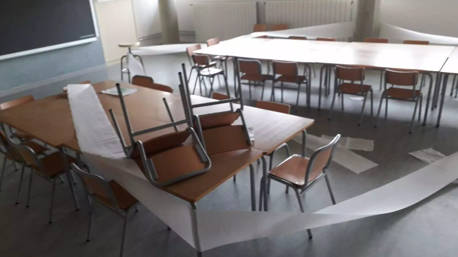 Els brètols han malmès material del casal i mobiliari de l'escola pública de Cadaqués