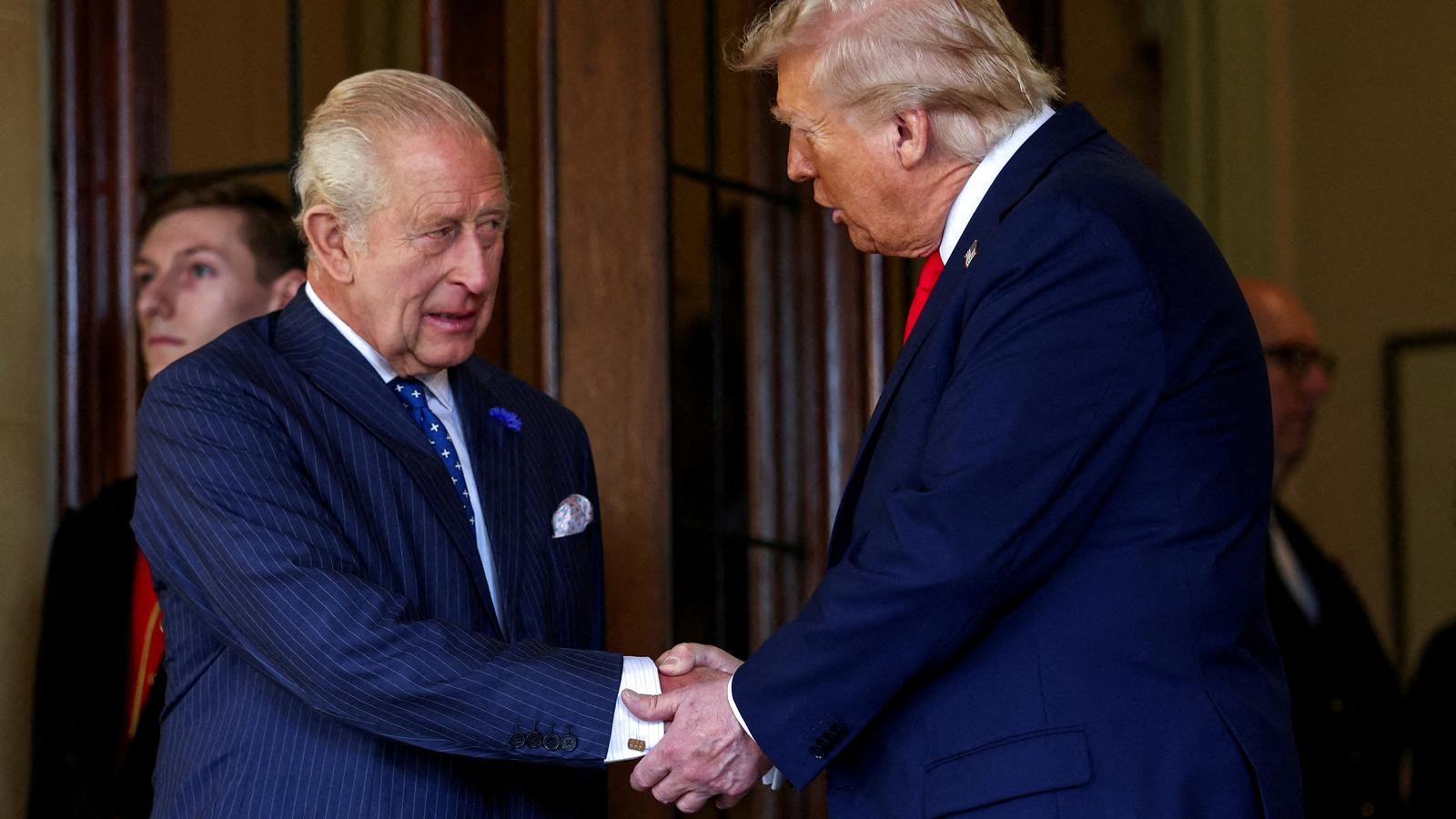 Imagen de archivo del apretón de manos de despedida entre el rey de Inglaterra, Carlos III, y el presidente de los Estados Unidos, Donald Trump, cuando el monarca despidió al republicano, desde Windsor, el pasado 18 de septiembre, al finalizar su segunda visita de estado al Reino Unido.