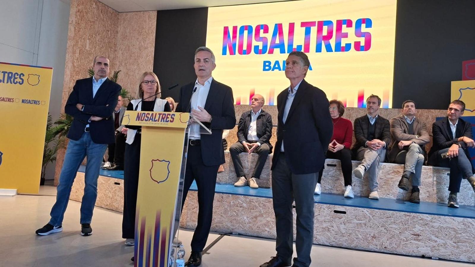 El precandidato Víctor Font, con parte de su equipo, en un acto de precampaña en las elecciones del Barça