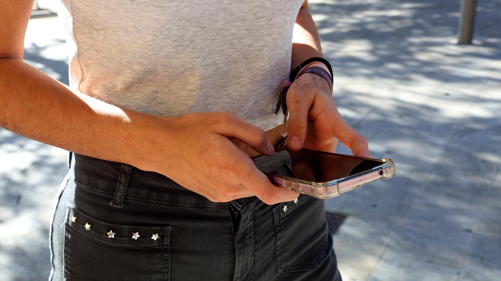 Una chica con su teléfono móvil.