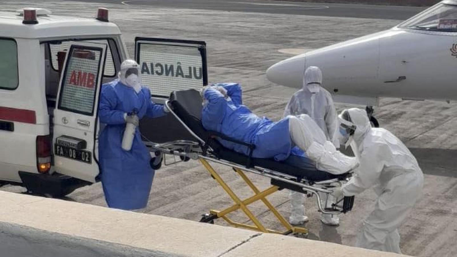 Fotografía publicada en la red social X por el director General de la Organización Mundial de la Salud (OMS), Tedros Adhanom, de la evacuación de tres pacientes sospechosos de casos de hantavirus del barco para recibir atención médica en los Países Bajos
