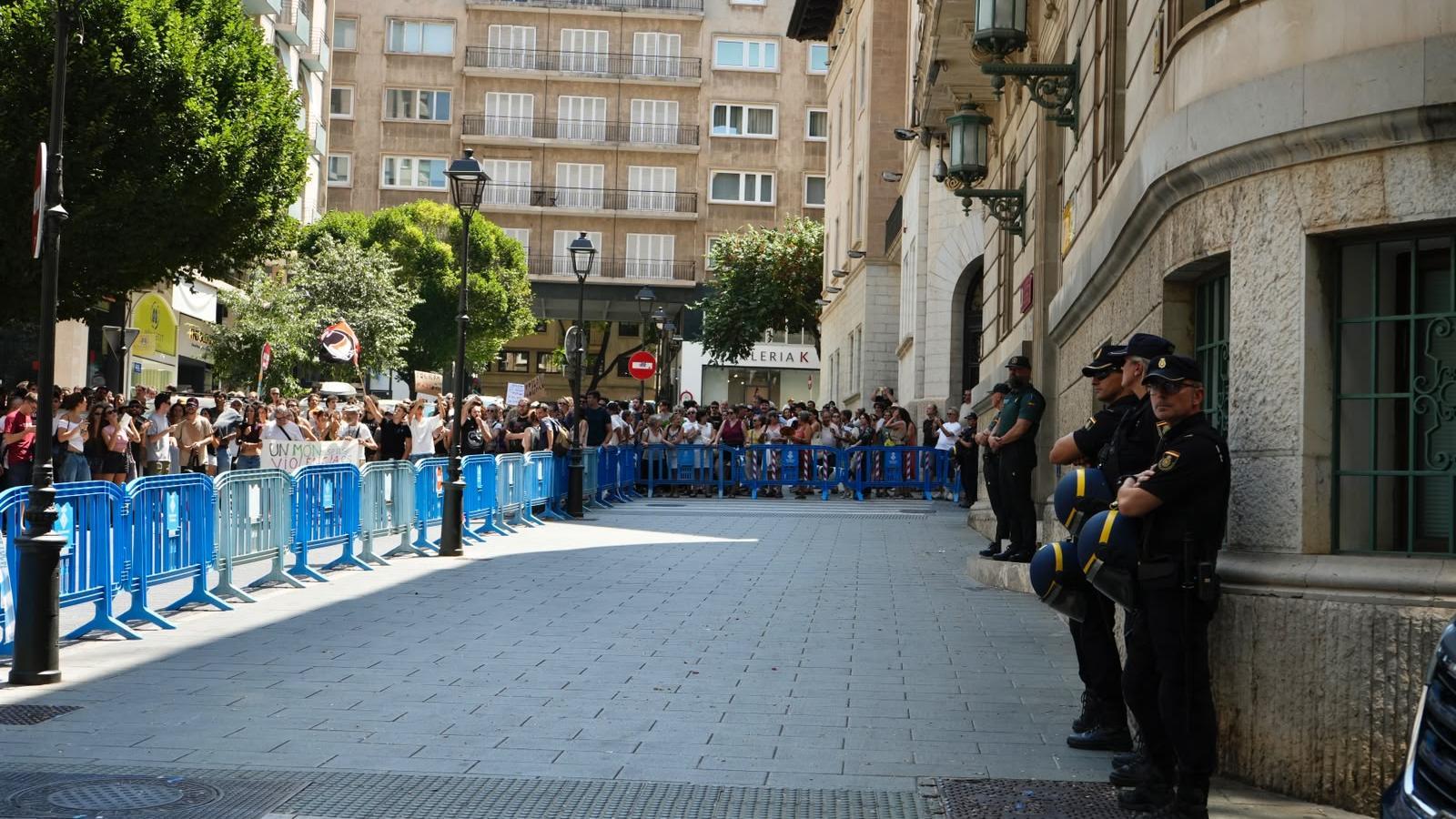 Cientos de personas se han congregado ante la delegación del gobierno español para protestar contra la violencia policial.