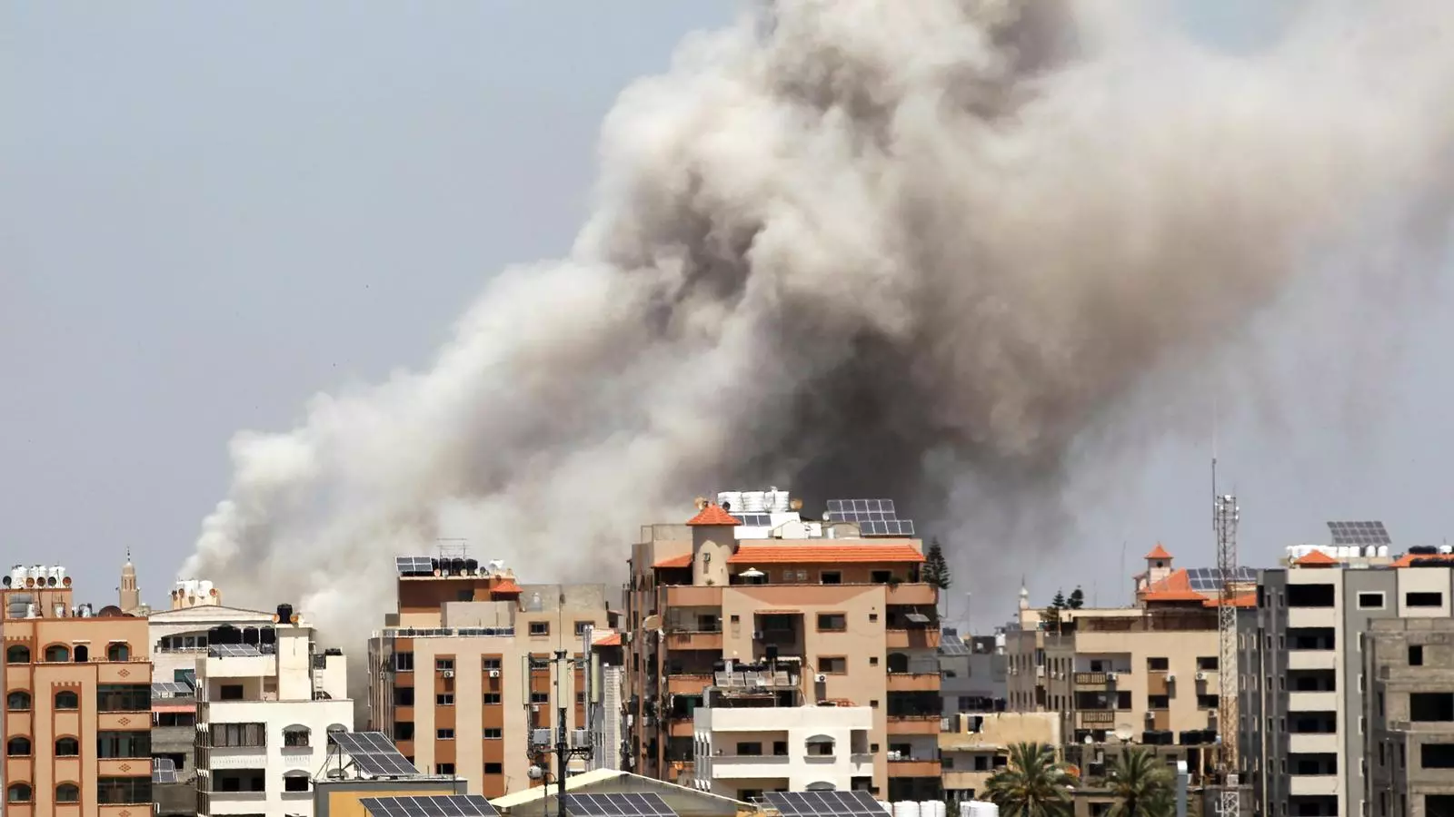 Columna de fum sobre la ciutat de Gaza després d'un bombardeig israelià, aquest dijous