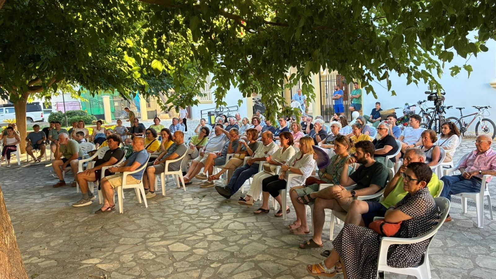 La reunió a Petra.