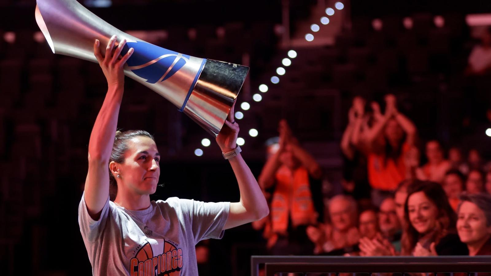 Queralt Casas, with the title of the Liga Femenina Endesa.