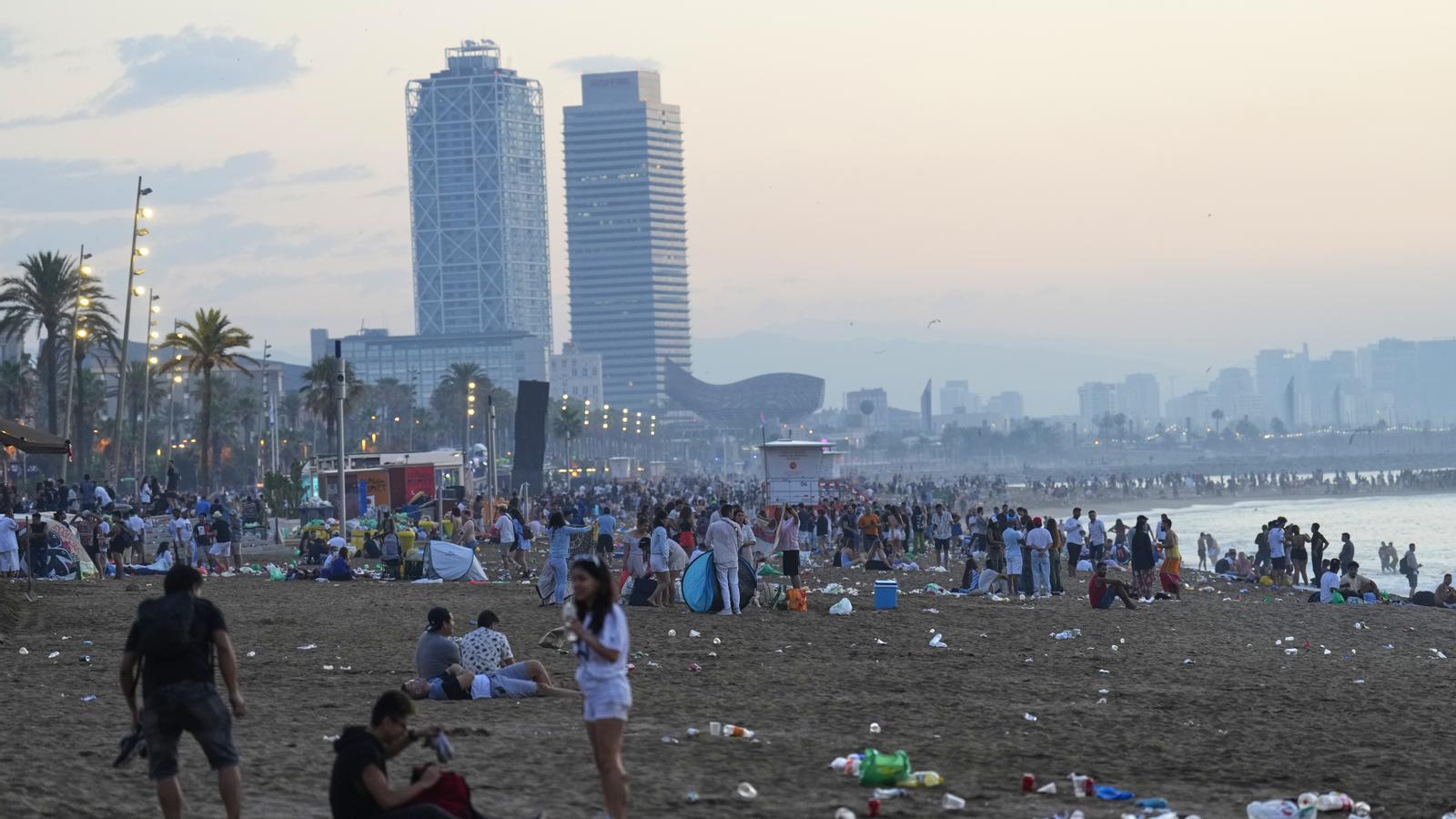 Más de 60.000 personas han celebrado la verbena en las playas de Barcelona, de donde se han recogido 25 toneladas de residuos