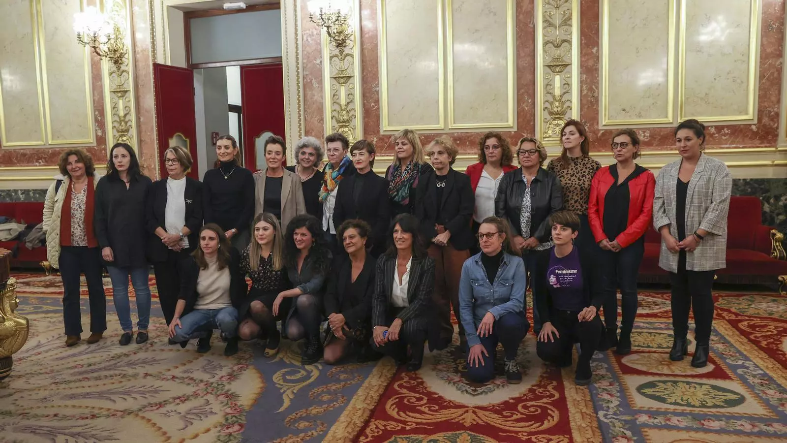 Fotografia conjunta de les diputades del Congrés que donen suport a la ministra d'Igualtat, Irene Montero