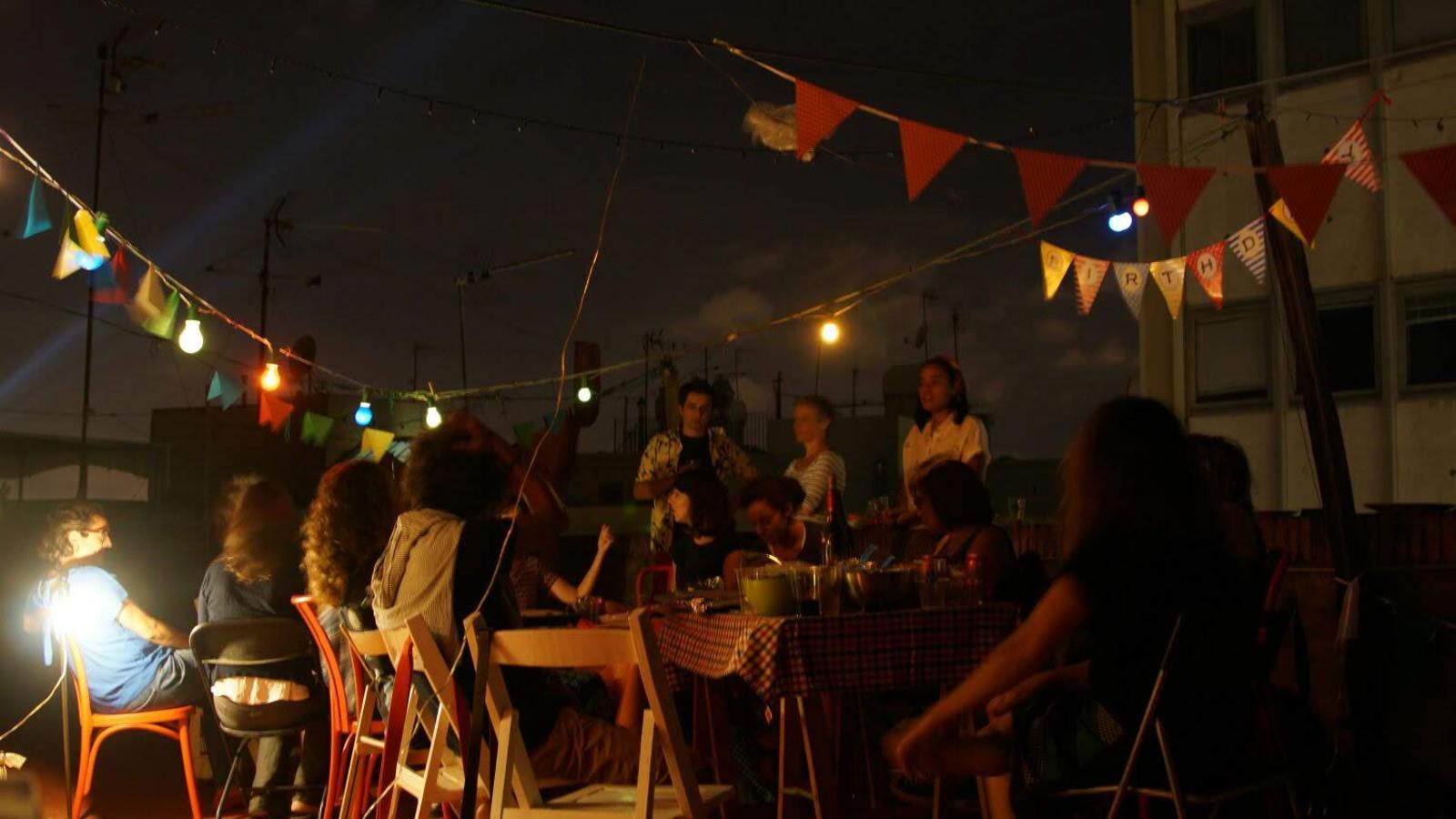 Una noche de verano en la vida de Adriana Fuertes es una noche en la azotea