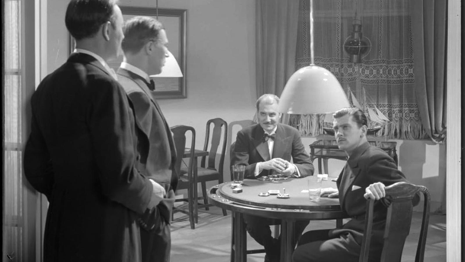 Ernest Dethorey als Pokerspieler im Film 'Dollar', sitzend, mit Fliege