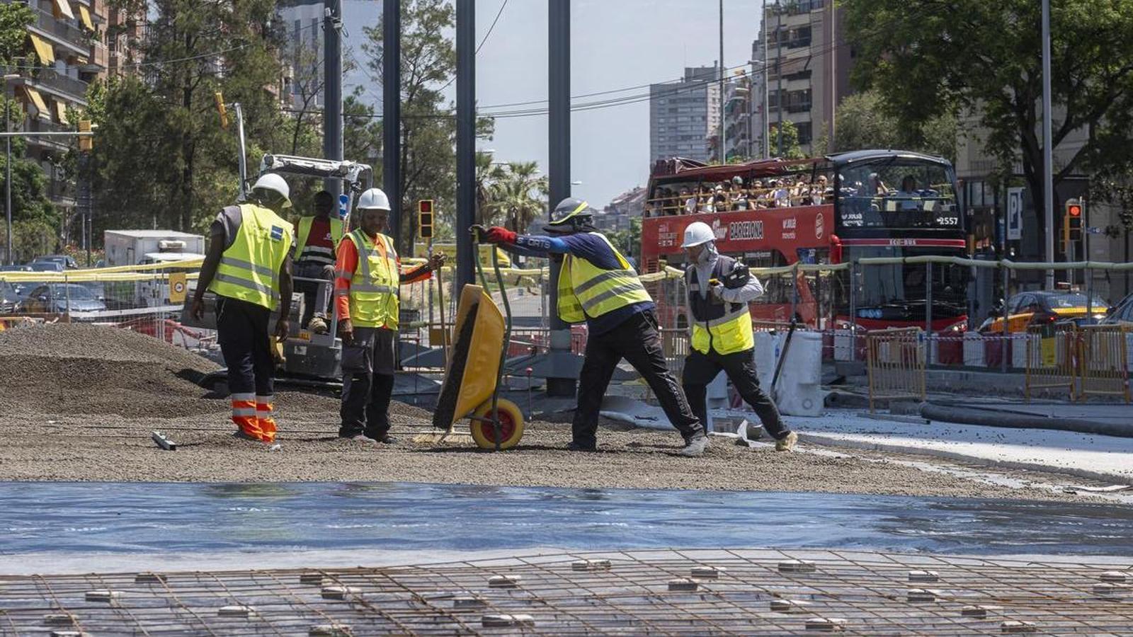 Obreros trabajando en la vía pública.