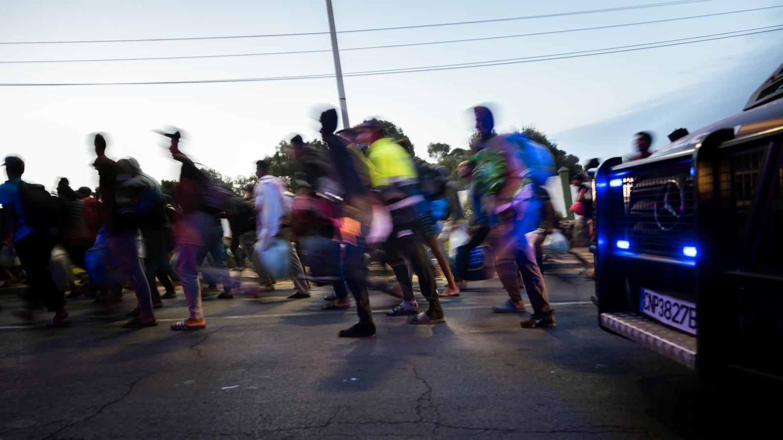Transfer of people who were sleeping in the open air to enabled areas near the old prison of Los Rosales, in Ceuta.