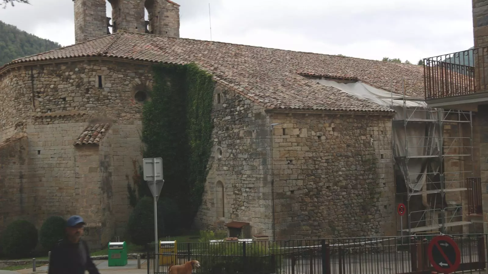 L'església de Santa Maria de Camprodon, amb l'esvoranc a la coberta