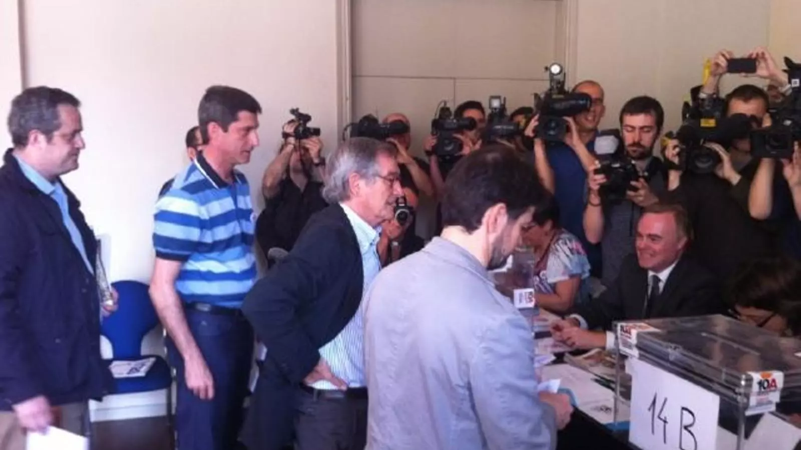 Oriol Pujol i Xavier Trias voten a la seu d'Òmnium