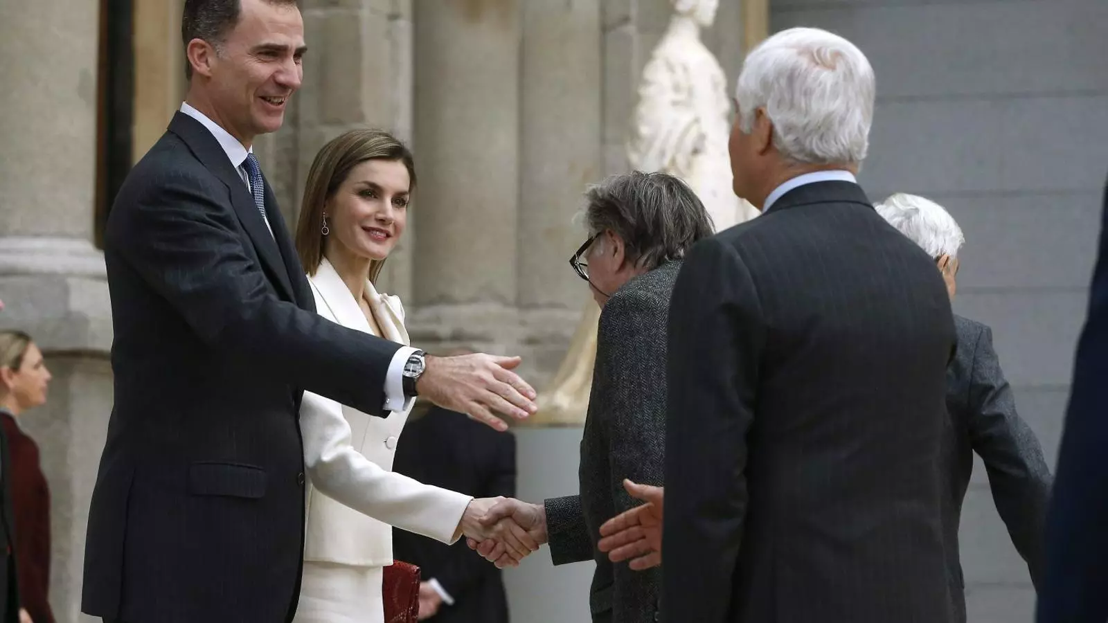 El rei Felip VI i la reina Letícia, en un acte oficial del mes de febrer. La Zarzuela va evitar pronunciar-se sobre els missatges, però afirma que l’amistat amb Javier López Madrid s’ha trencat.