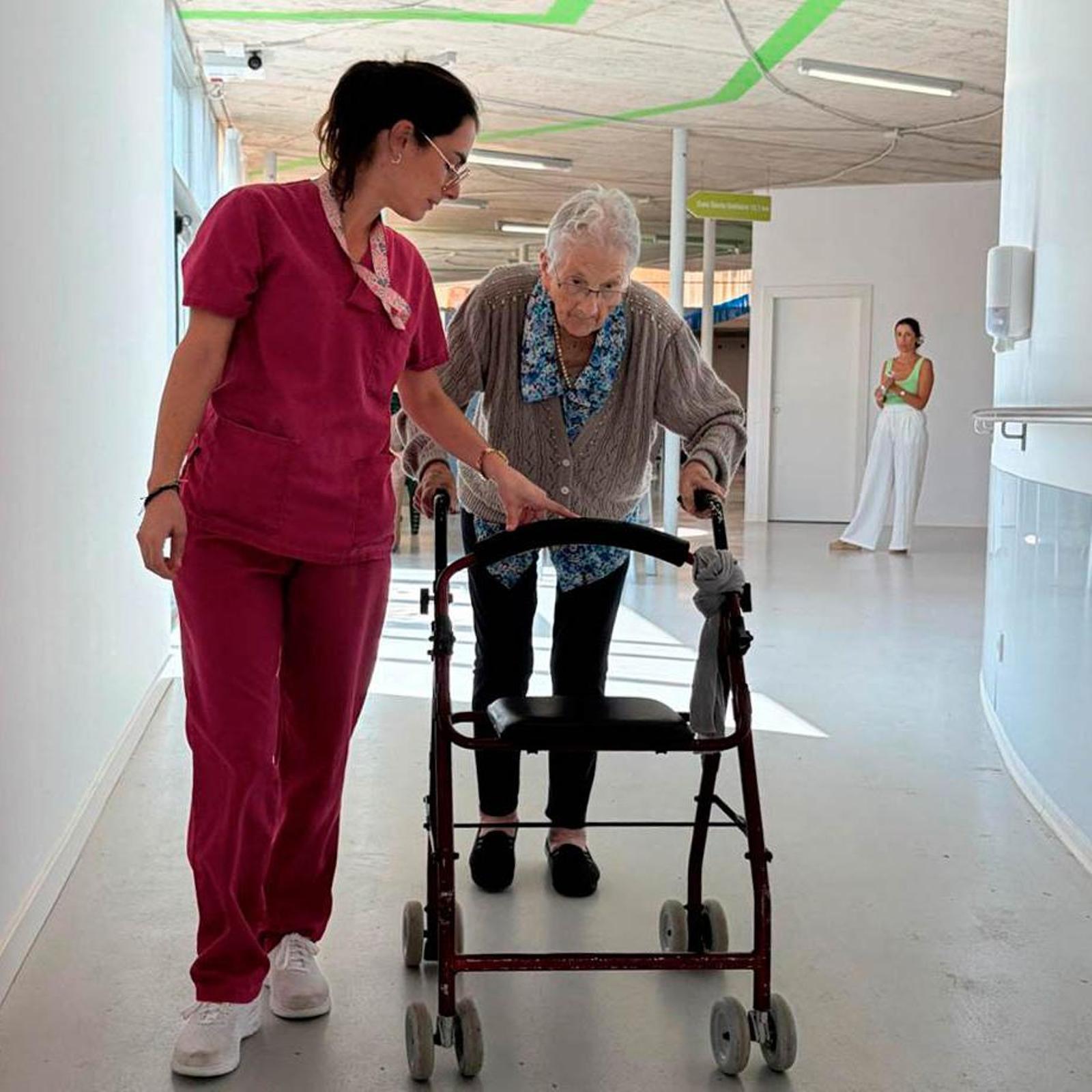 Una usuària del Centre Sociosanitari de Santa Rita
