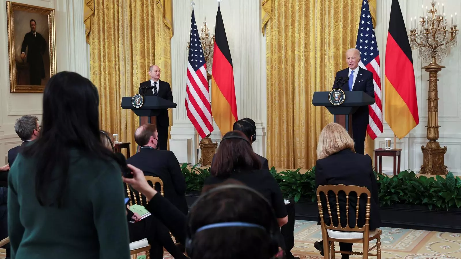 Olaf Scholz, a l'esquerra, i Joe Biden, a la dreta, durant la compareixença d'aquest dilluns.