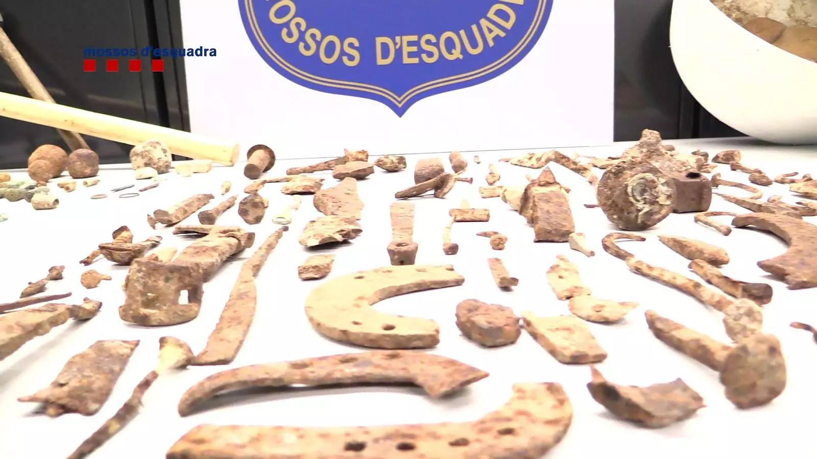 Alguns dels objectes recuperats per la policia que el detingut havia extret del jaciment