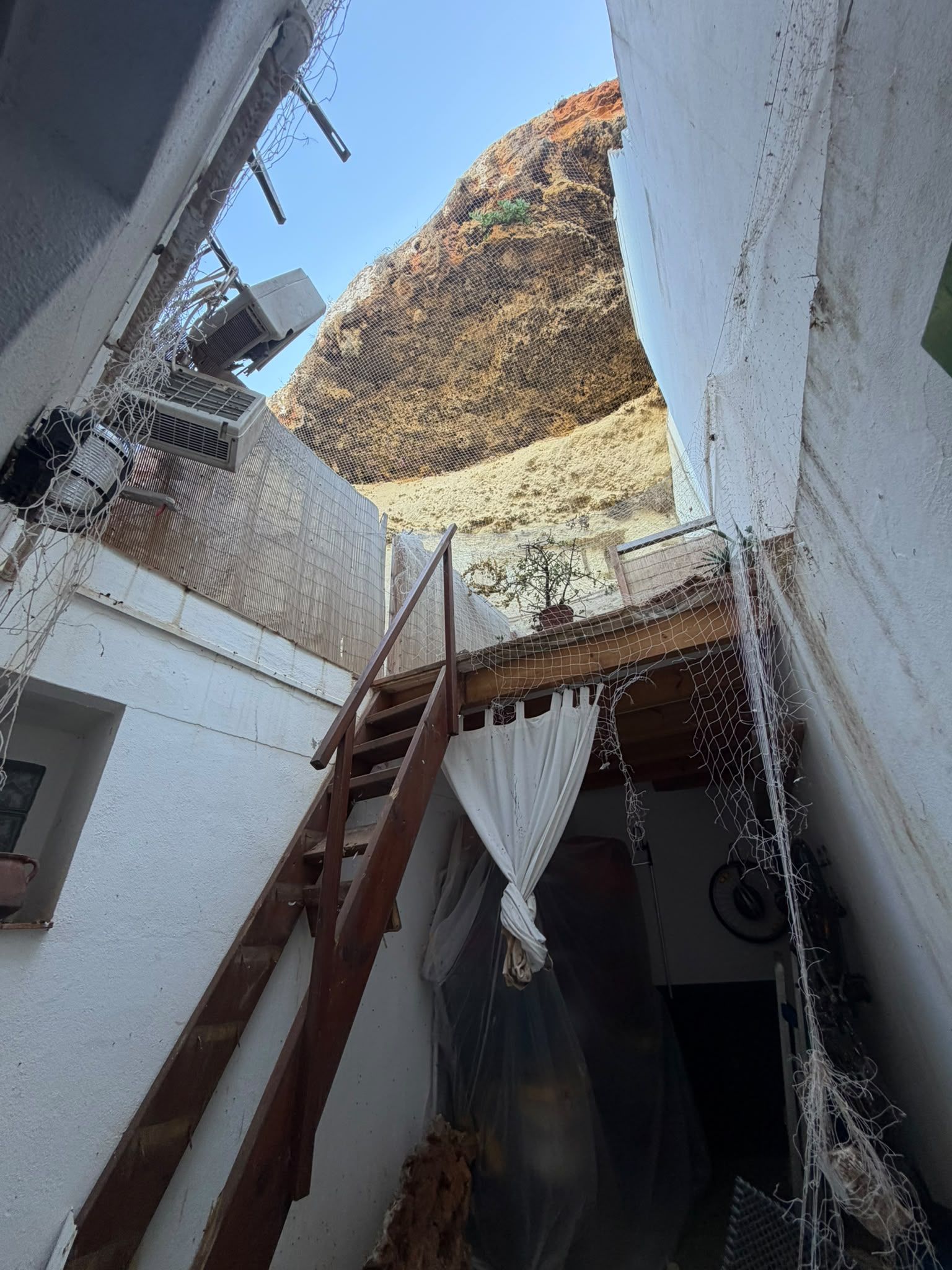 Una roca foradà la casa i matà un home mentre dormia