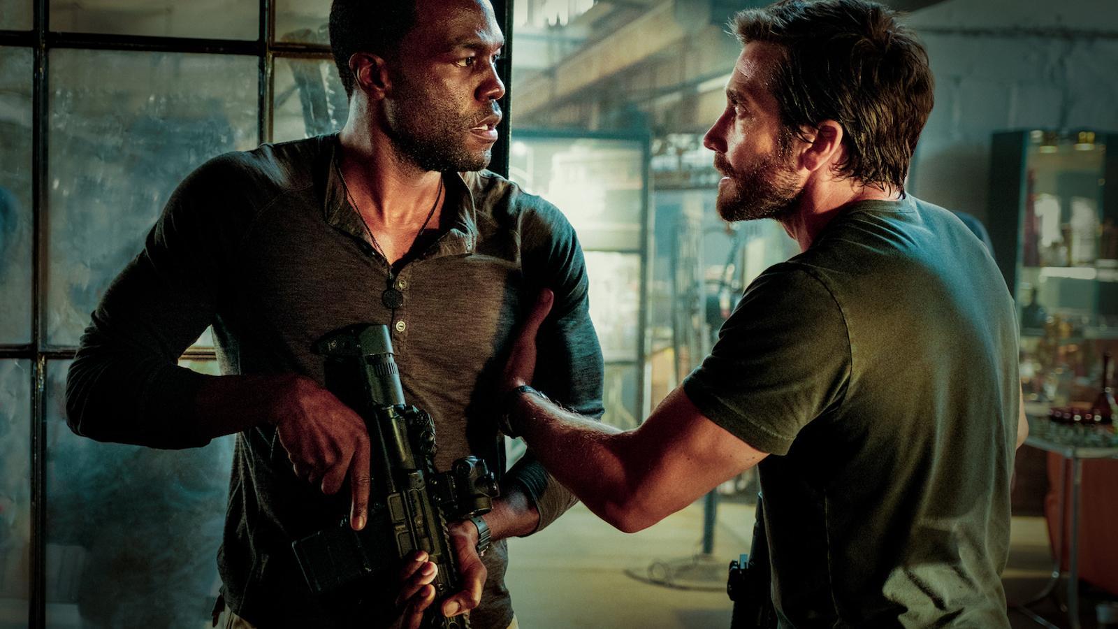 Yahya Abdul-Mateen II i Jake Gyllenhaal a 'Ambulance. Plan de huida'