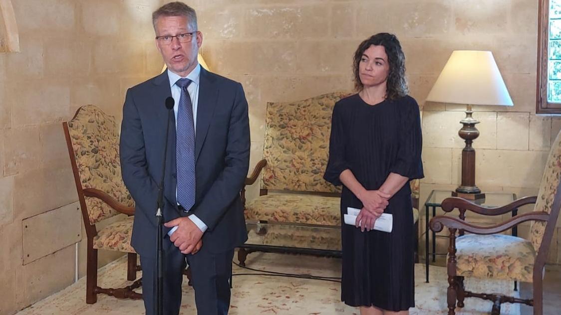 La consellera d'Hisenda i Relacions Exteriors, Rosario Sánchez, i l'ambaixador de Suècia, Teppo Tauriainen.