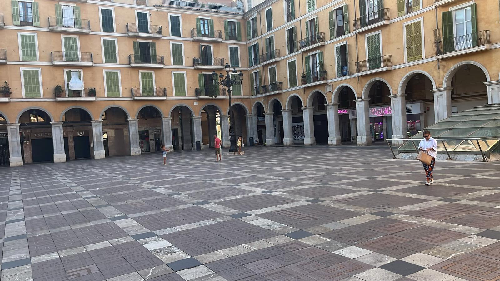 La plaça Major ha quedat buida una estona abans de l'hora d'inici de l'eclipsi.