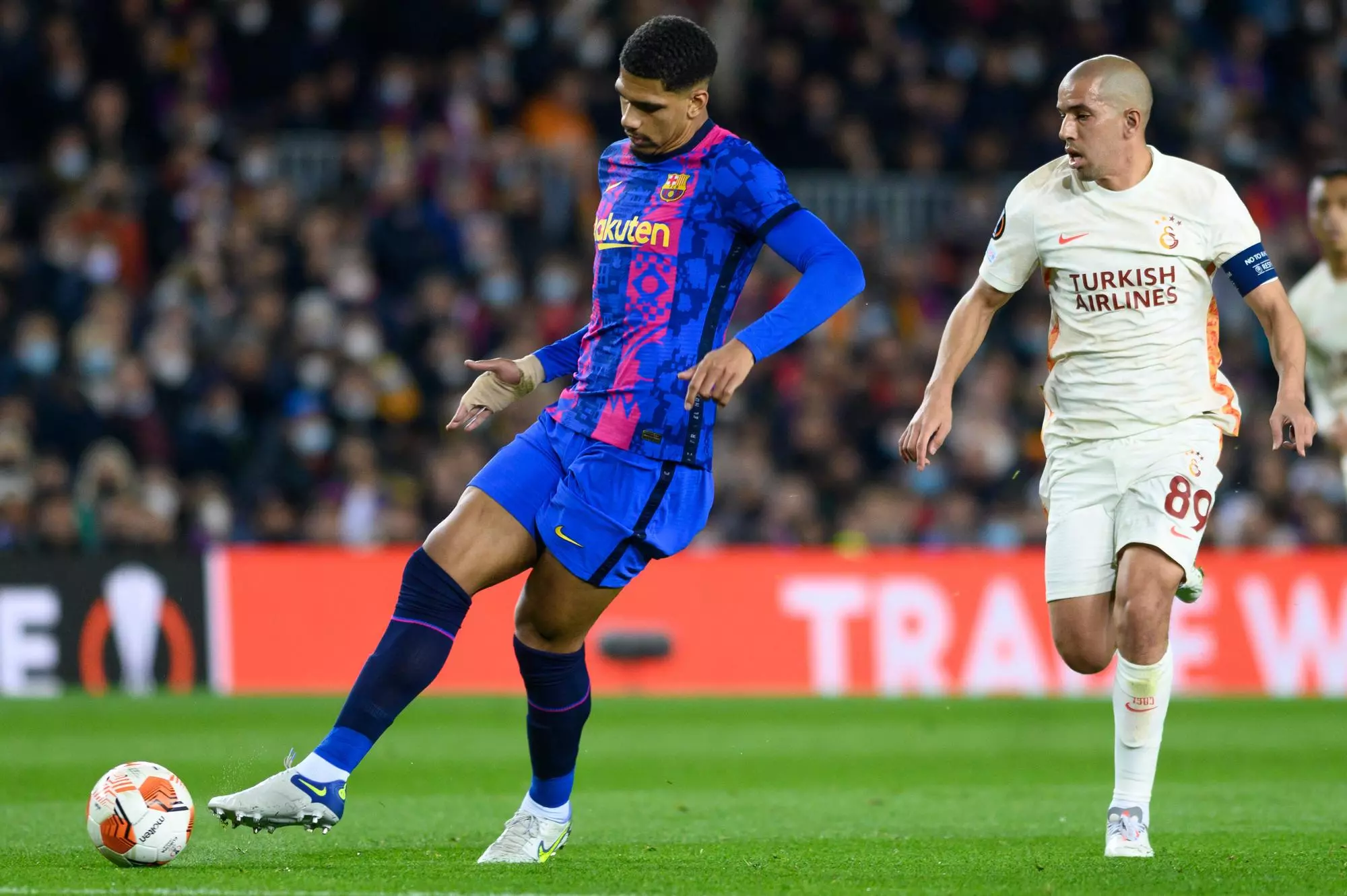 Ronald Araujo fent una passada davant la presència de Sofiane Feghouli