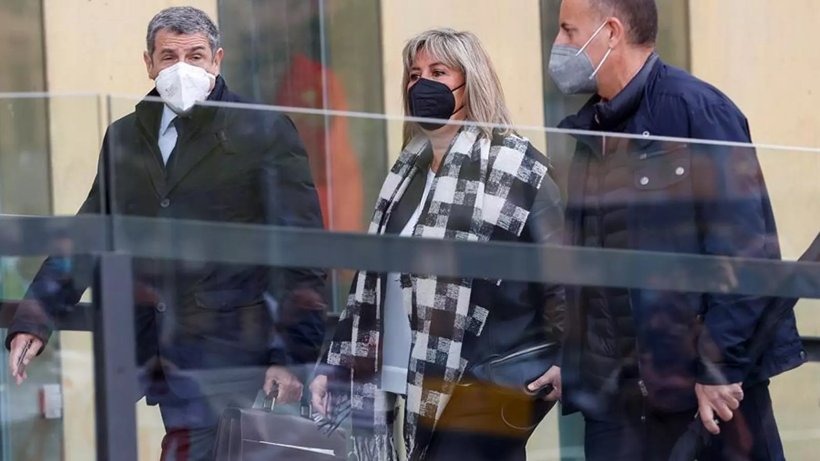 La alcaldesa de l'Hospitalet de Llobregat, Núria Marín, llegando al juzgado acompañada de su abogado.