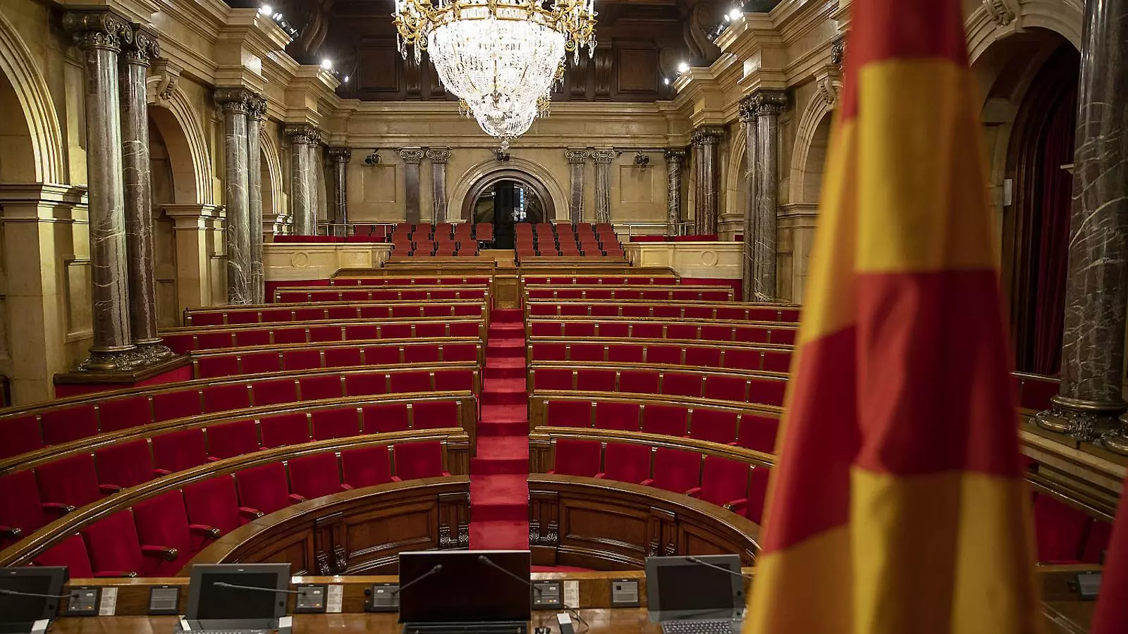 Imatge recent de l’hemicicle del Parlament de Catalunya amb tots els escons buits.
