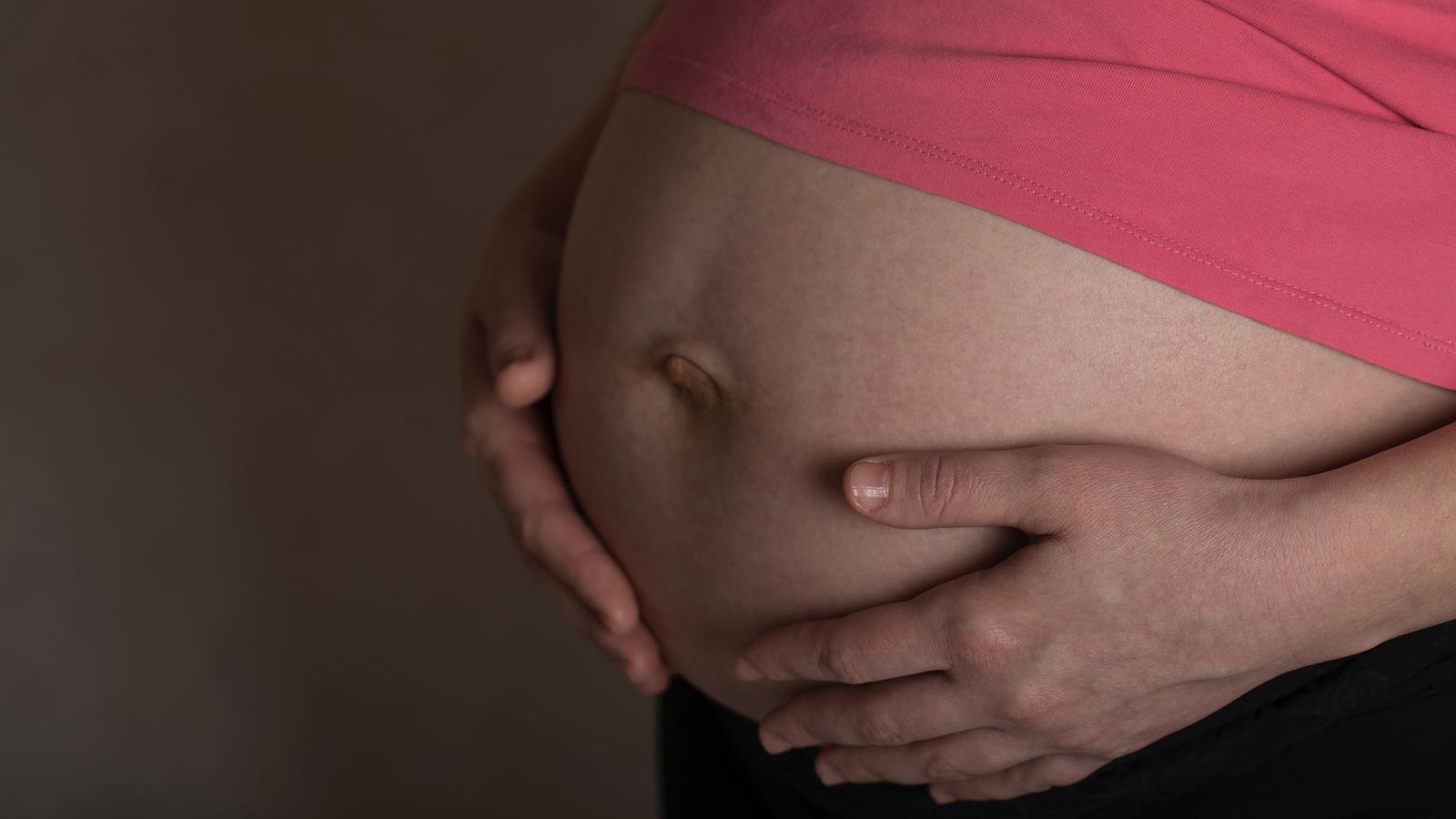 Una mujer embarazada