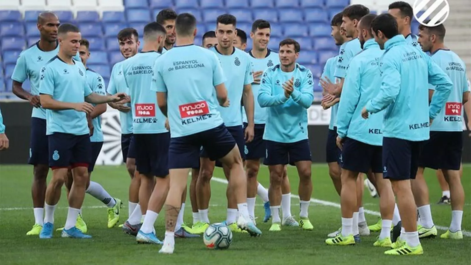 La plantilla de l'Espanyol, durant un entrenament a l'RCDE Stadium