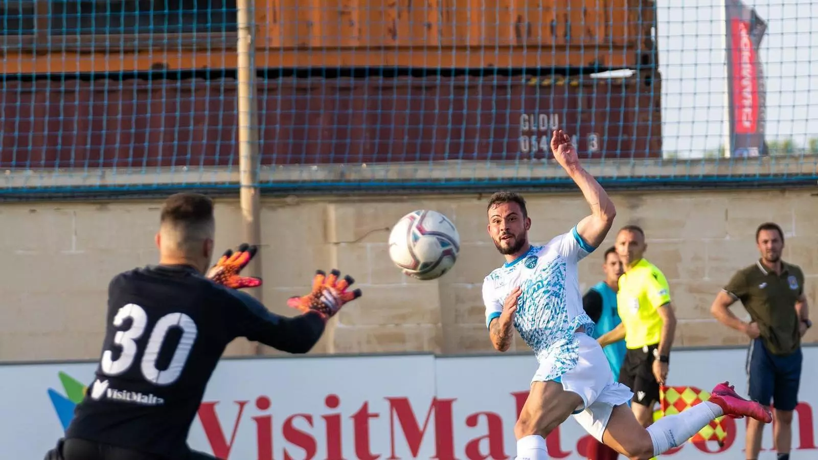 Sylvain López intenta superar el porter del Gzira United.