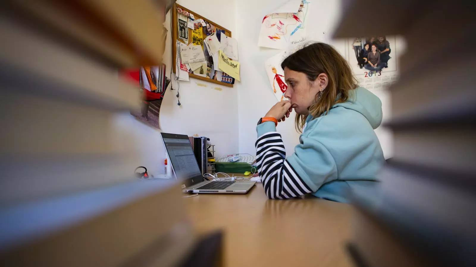 Una noia fent teletreball a Barcelona