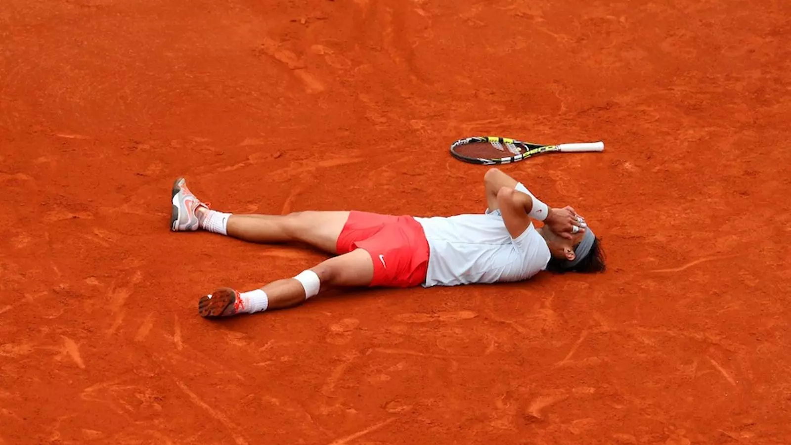 Rafa Nadal a la terra batuda de la pista Philippe Chatrier