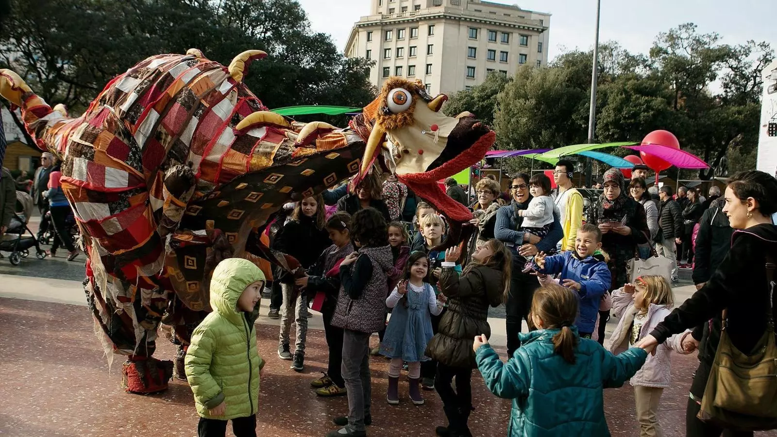 Activitats infantils i espectacles d’animació substitueixen la pista de gel que des del 2011 hi havia instal·lada a la plaça Catalunya de Barcelona per Nadal.