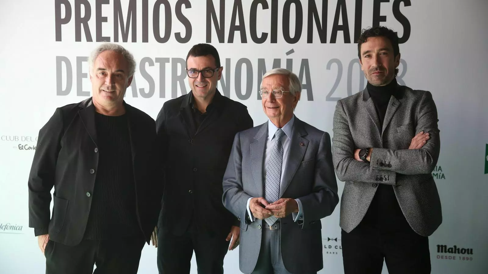 El president de la Reial Acadèmia de Gastronomia, Rafael Ansón, al costat dels cuiners Ferran Adrià, Ricard Camarena i Eneko Atxa, a l'extrem dret