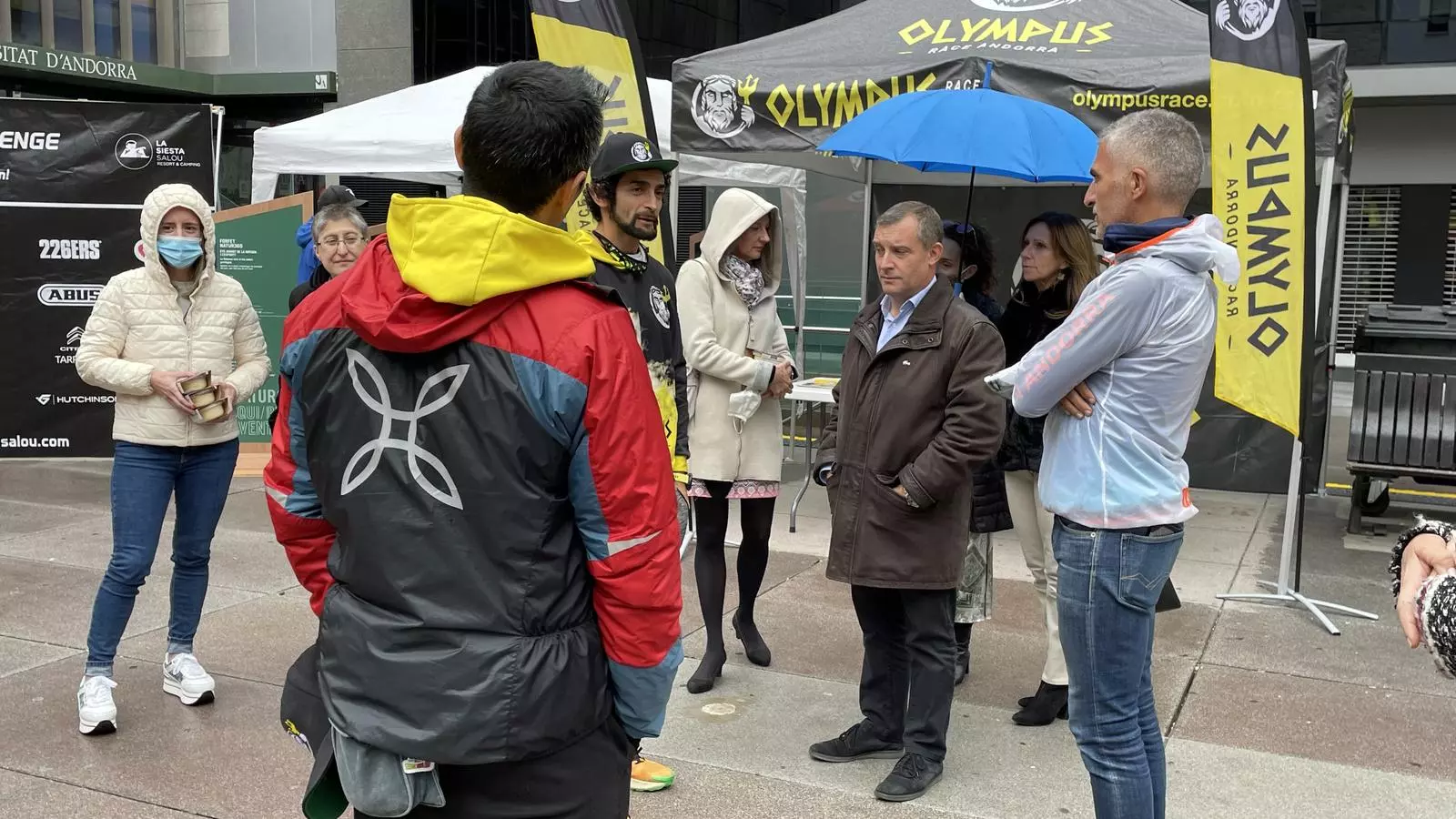 Majoral conversant amb els representants d'Olympus.