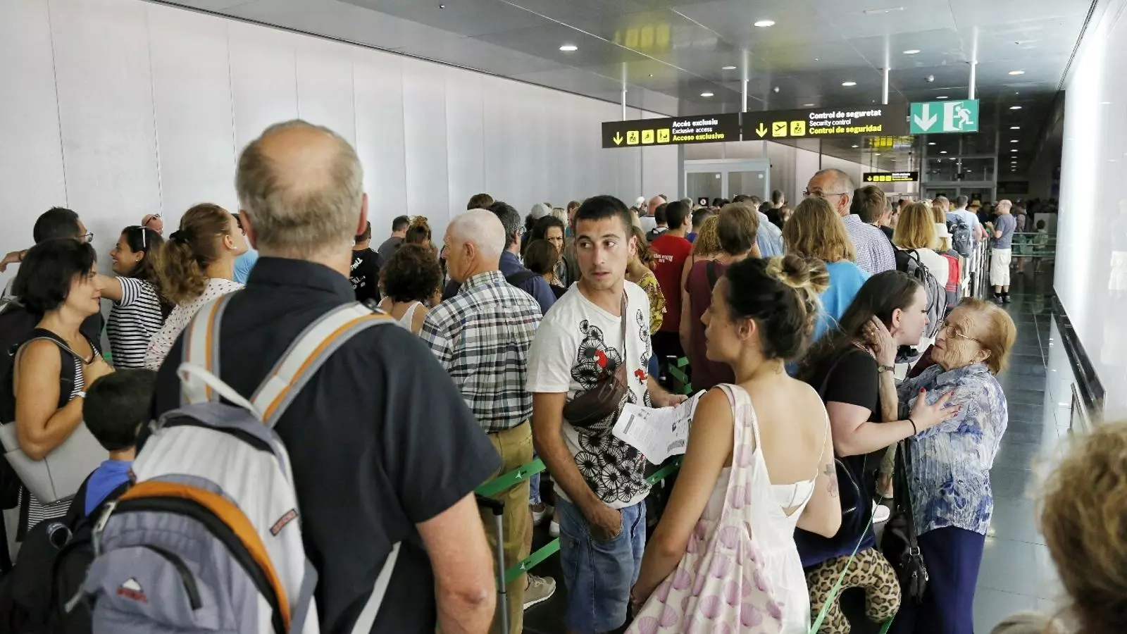 Cues als controls de seguretat de la T2 de l'aeroport del Prat