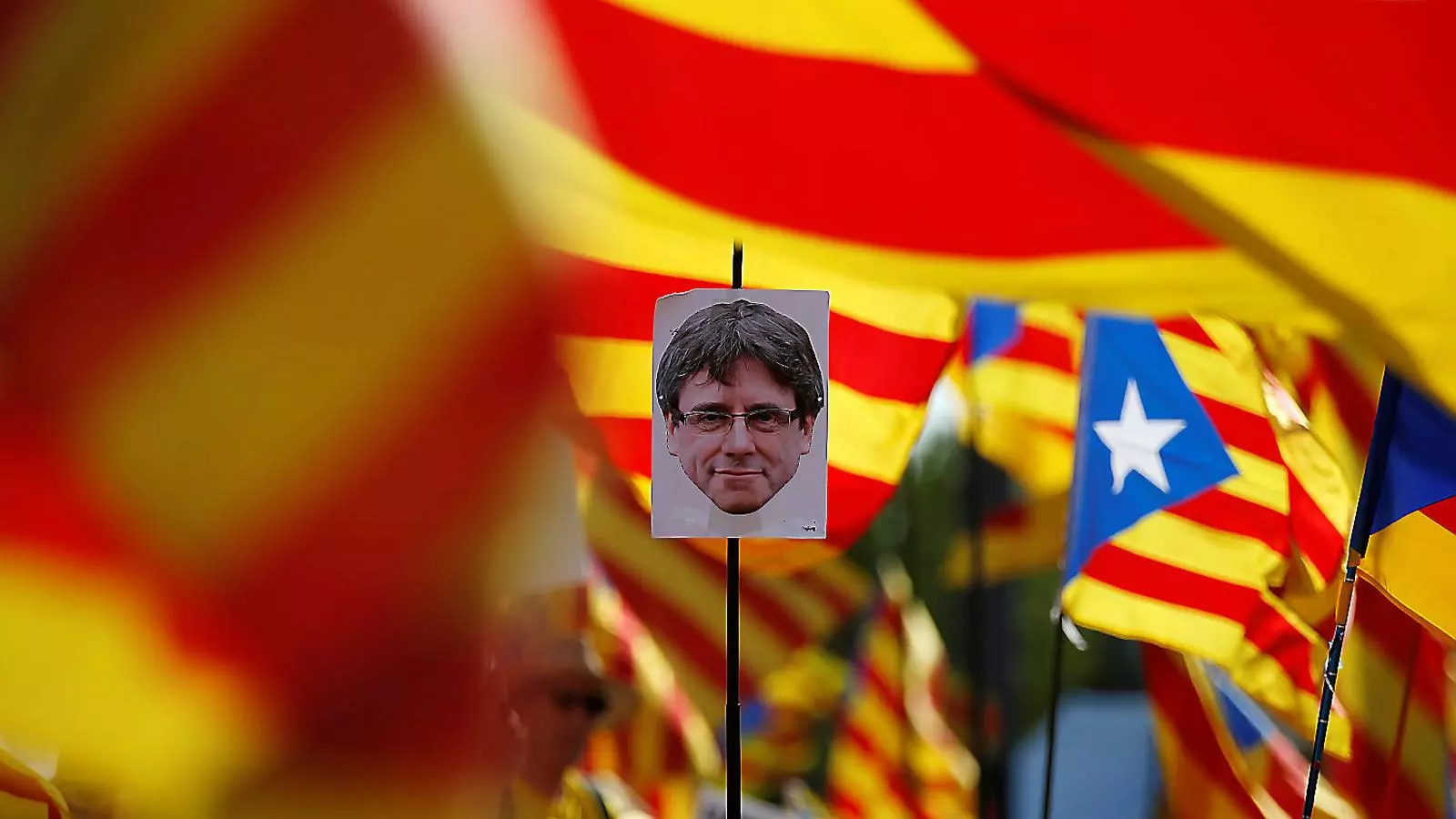 Un cartell amb la cara de Carles Puigdemont a la manifestació sobiranista d’ahir davant
El Parlament Europeu, a Estrasburg.