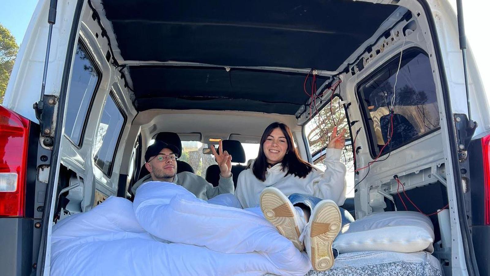 Lydia Pérez y su pareja han camperizado una furgoneta para poder escapar de vez en cuando.