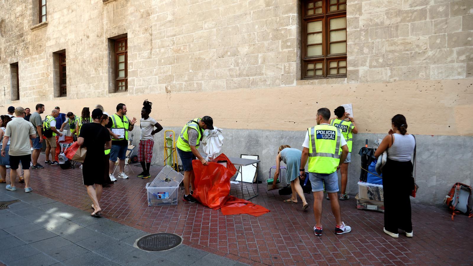Actuación de la Policía contra los artistas de la calle en San Miguel este verano.