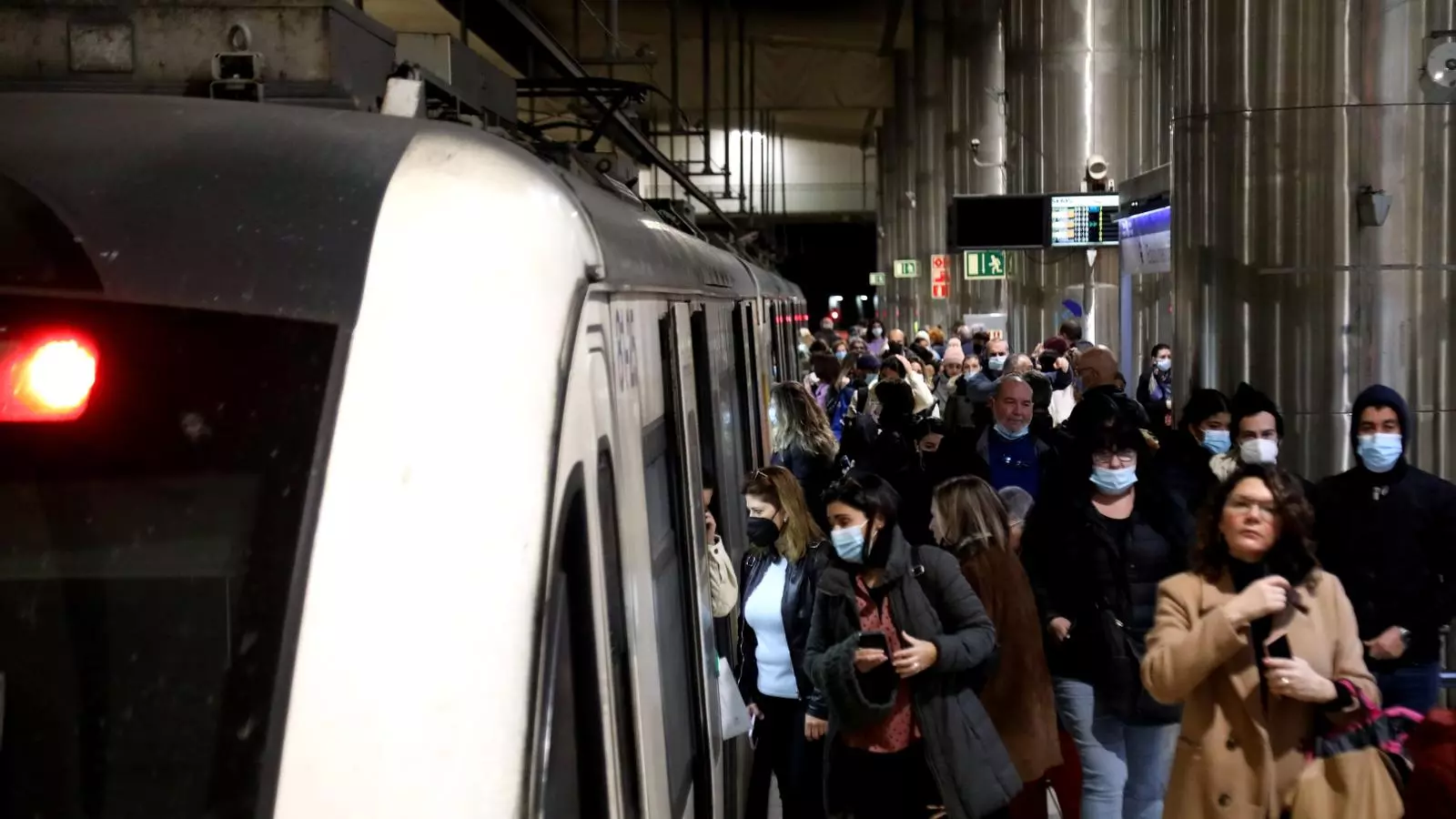 Aglomeració de passatgers en una de les andanes de l’estació Intermodal de Palma. La imatge es va captar el 12 de gener entre les 9 i les 10 hores