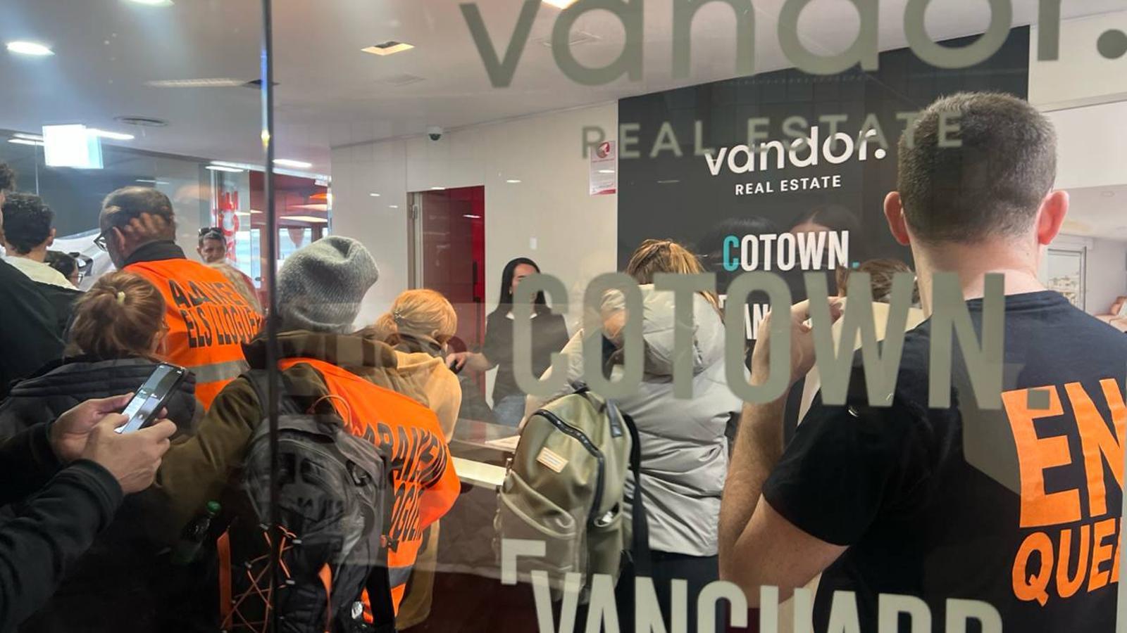Manifestantes entrando en la sede de Vandor en Barcelona.