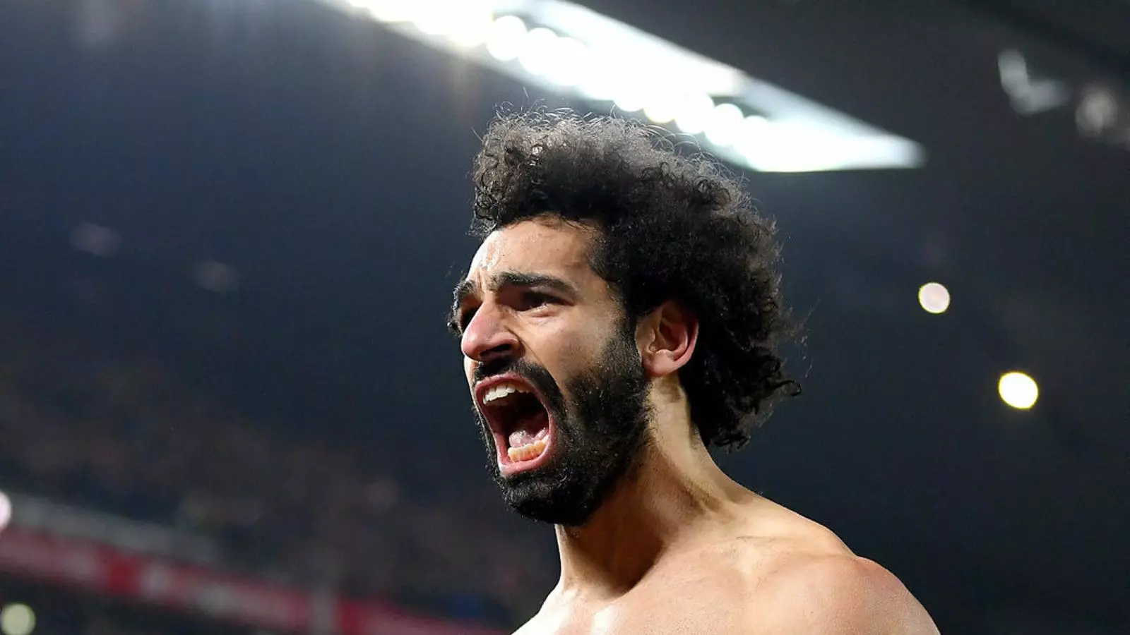 Salah, autor del 2-0, celebrant-ho amb els aficionats.
