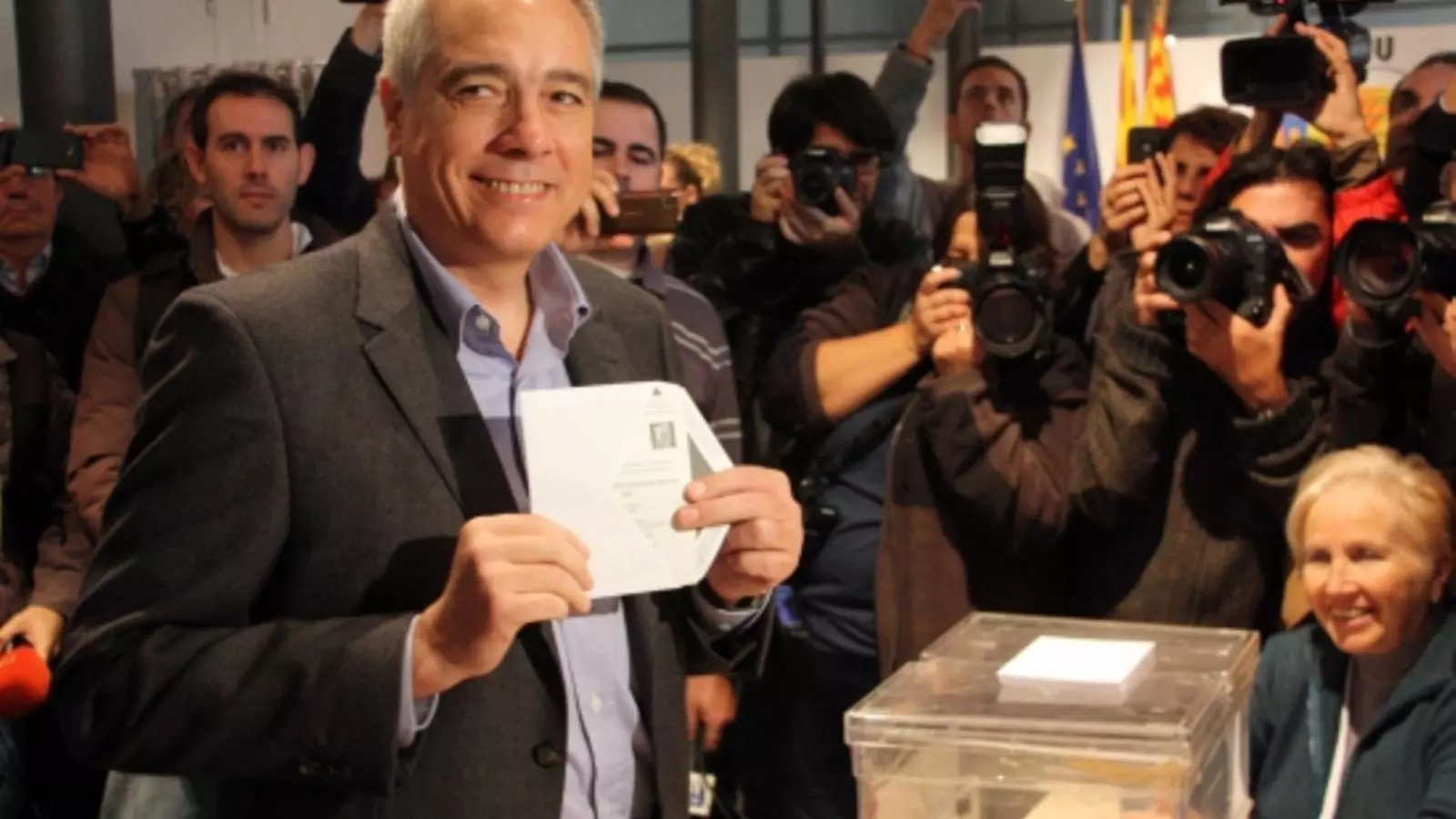 El candidat socialista Pere Navarro votant a les eleccions del 25-N