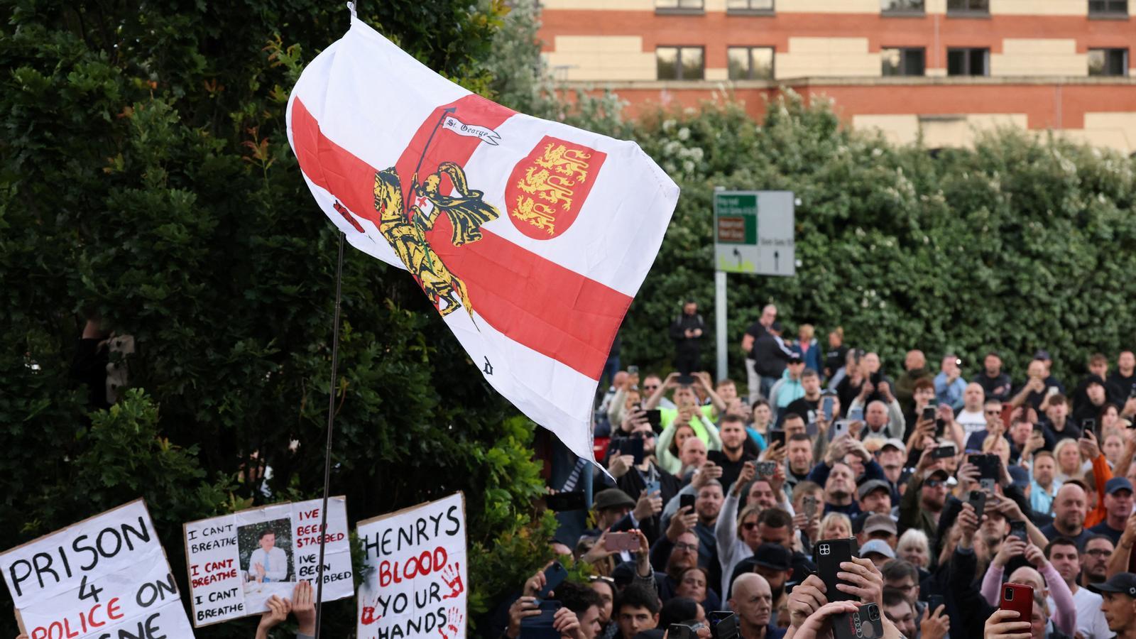 Un grupo de manifestantes delante de la comisaría central de policía de Southampton, donde el martes por la noche se registraron serios incidentes a raíz del asesinato del estudiante Henry Nowak.