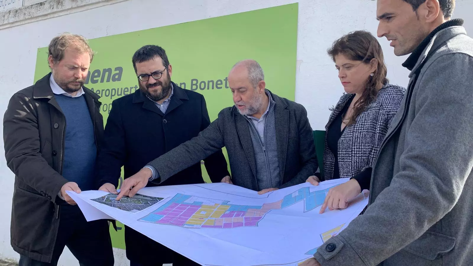 Els membres de MÉS amb el plànol de Son Bonet.